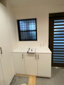 寒さ対策！断熱仕様のドアとインプラスで快適生活　港区S様邸